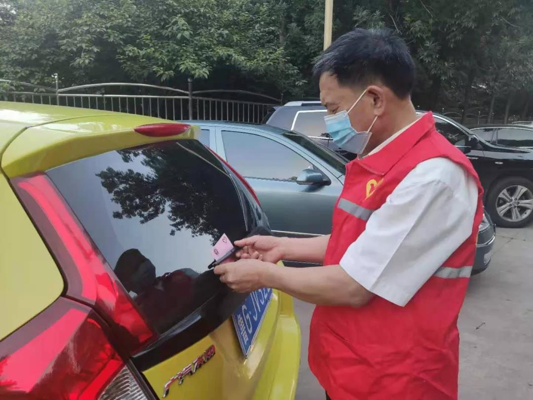 潍坊市委老干部局开展助力限时免费停车志愿服务活动(图1)
